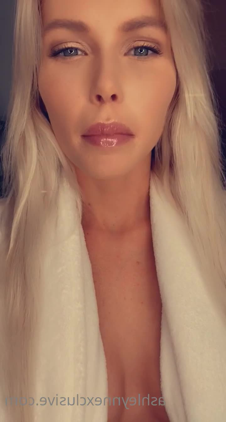 𝐀𝐬𝐡𝐥𝐞𝐲 𝐒𝐨𝐮𝐭𝐡𝐞𝐫𝐧 𝐁𝐞𝐥𝐥𝐞 𝐂𝐨𝐰𝐠𝐢𝐫𝐥 🤠 [ southernbellecowgirl ] - Most of you have seen by now that I smashed my phone when I went away