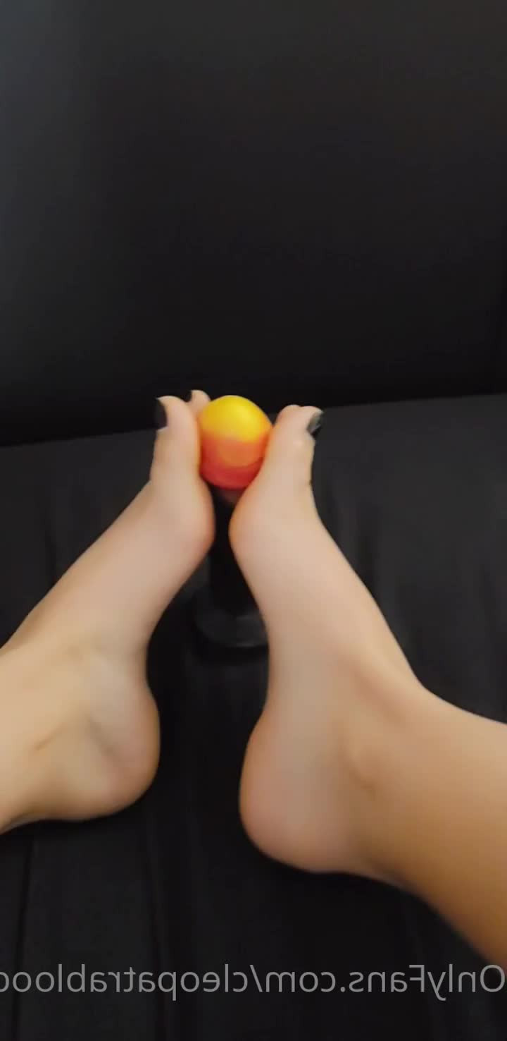 Cleopatra Bloodqueen [ cleopatrabloodqueen ] - Woops I fucked my toy to death   back to the old one - ePornLeak