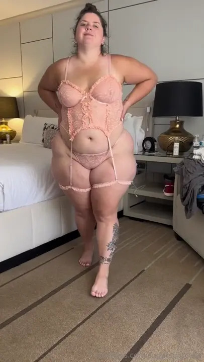 Sugarsgotcake Wearing A Tight Pink Lingerie To Greet A Good Morning - ePornLeak