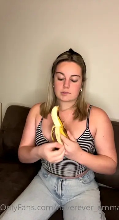 Neverever_Emma Shows Off Her Blowjob Skills On A Banana