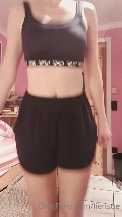 Liensue Shows Off Her Sexy Body In Gym Clothes