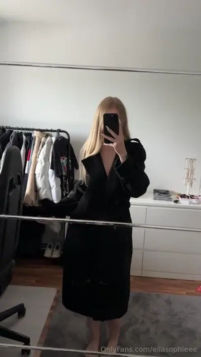 Ellasophieee Showing Off Her Hot Body In Hot Red Lingerie