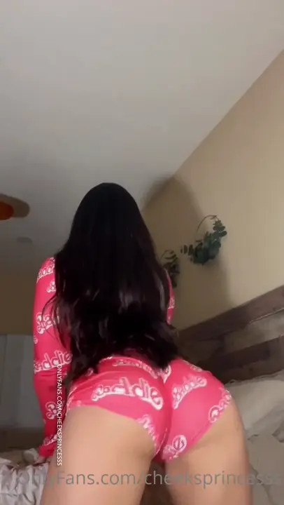 Officialcheekykim Twerks Big Ass In Skimpy Shorts