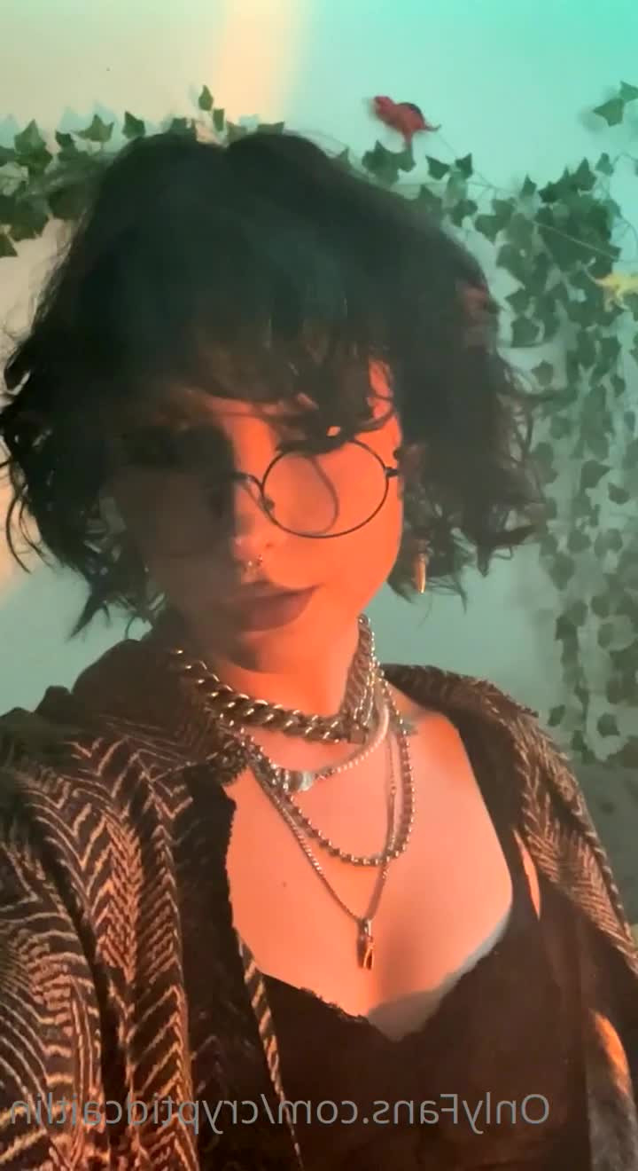 c a i t l i n [ cryptidcaitlin ] - Hey everybody!!   Apologies for the radio silence recently I have