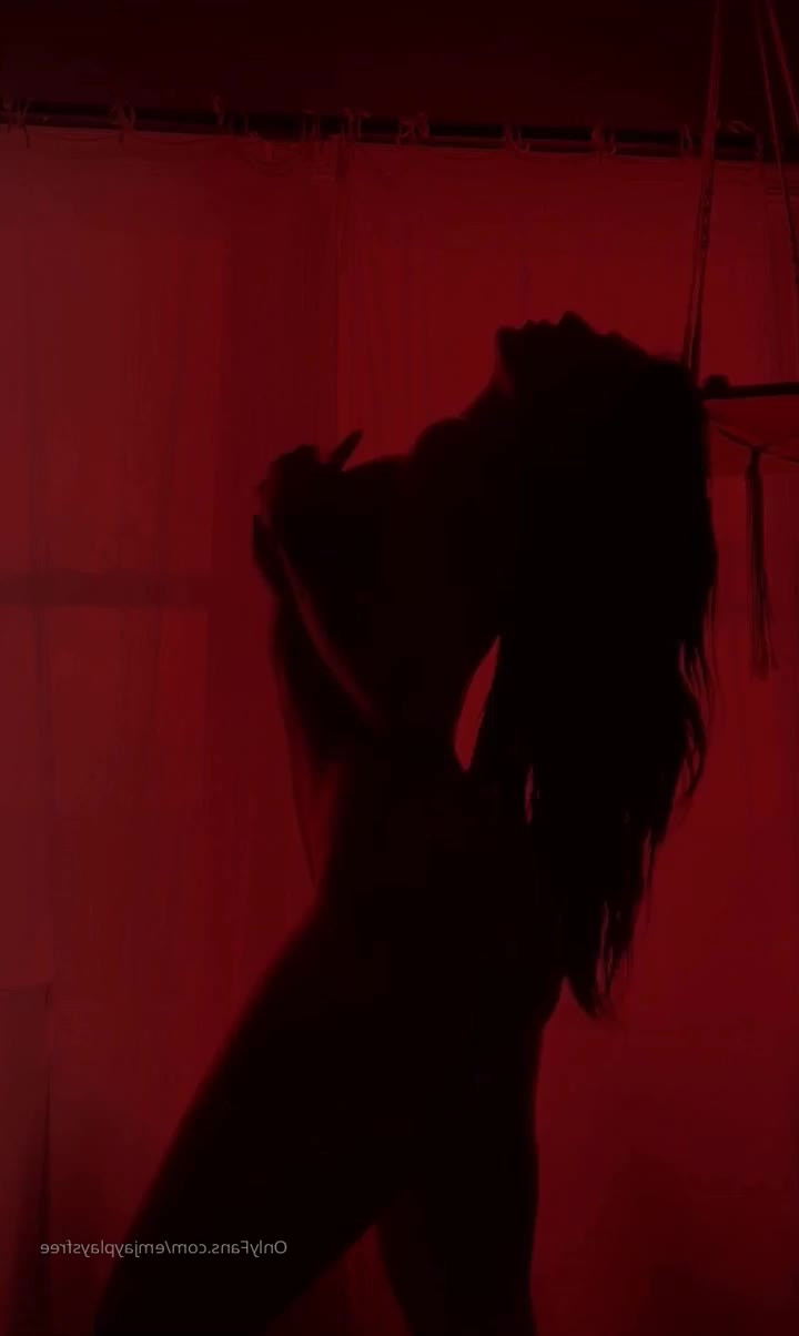 Emjayplaysfree - Good morning  Who wants to clap this ass for me