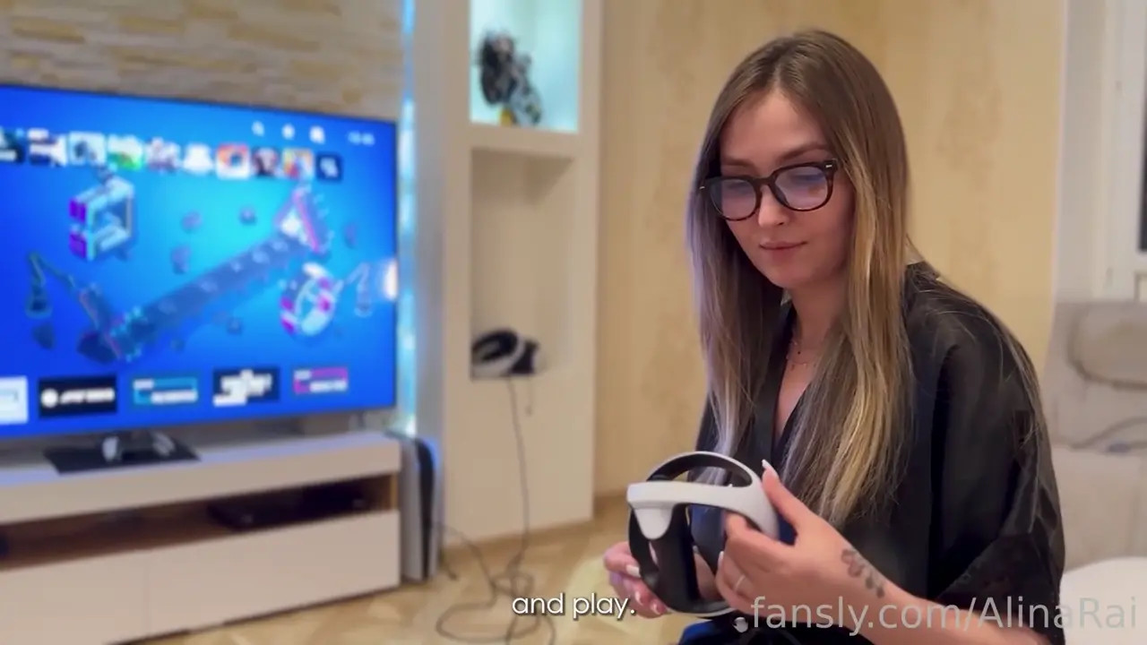 Alinarai Tests VR And Gets Fucked Doggy Style - ePornLeak