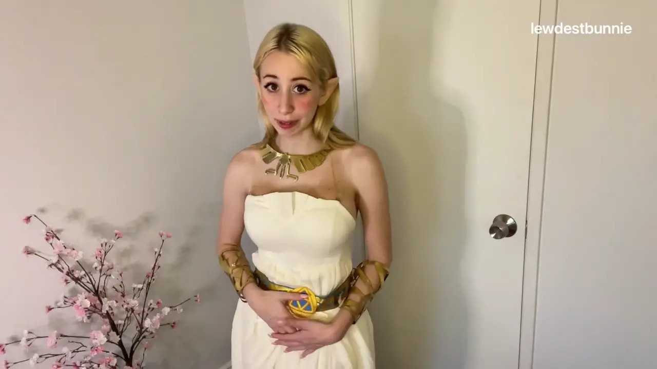 Cosplayer Lewdest Bunnie Sucks And Plays With A Dildo