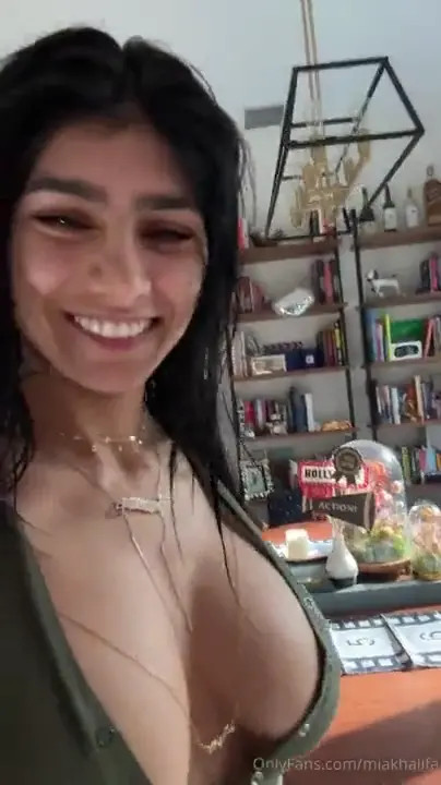 Mia Khalifa Gets Seductive In A Livestream - ePornLeak