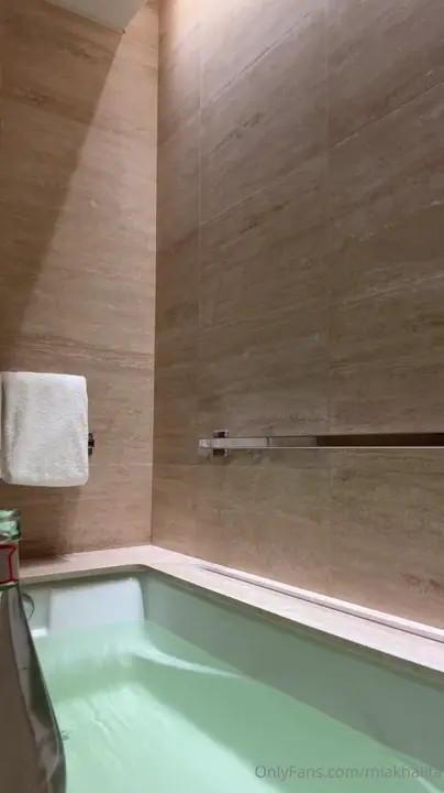 Mia Khalifa Shows Off Her Tits And Feet In The Tub