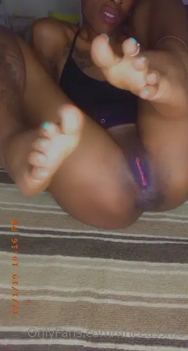 Devilhandsmo Spreading Her Legs Wide To Show Her Wet Pussy - ePornLeak