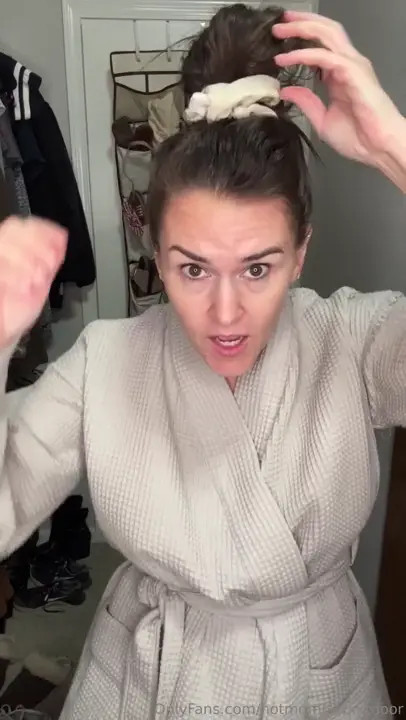 Hotmomnexxxtdoor Shows Tits And Pussy While Applying Lotion