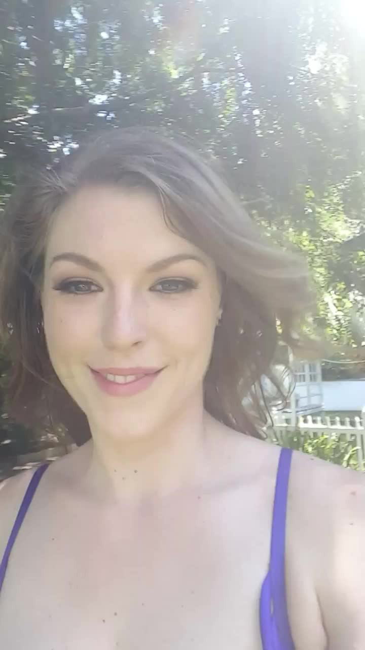 Ella Nova [ ellanovaxxx ] - Kiss my butt baby 😈