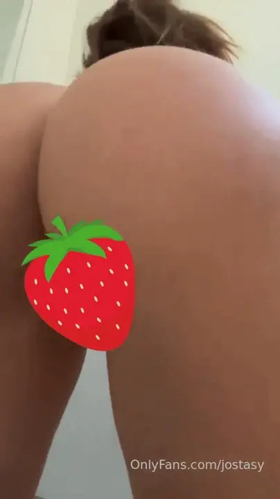 Jostasy Bares Plump Ass While Pussy Gets A Berry Block - ePornLeak