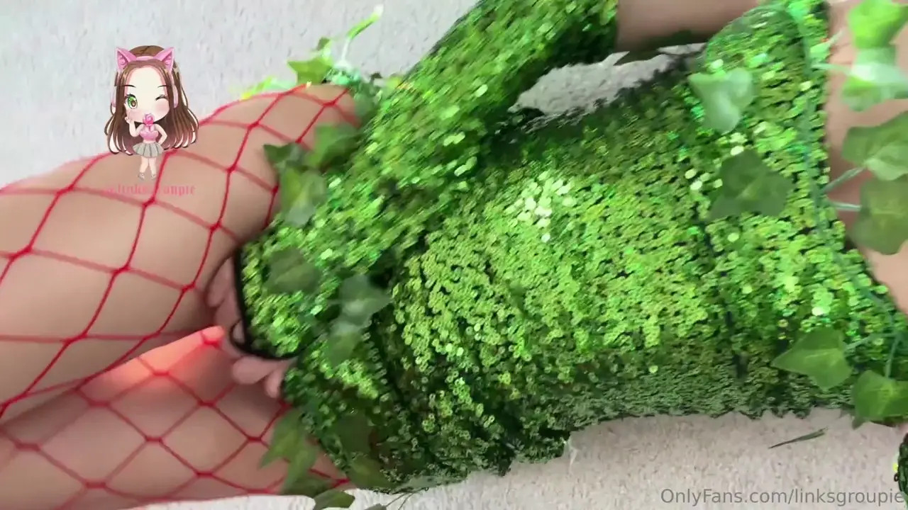 Linksgroupie Teases As Slutty Poison Ivy