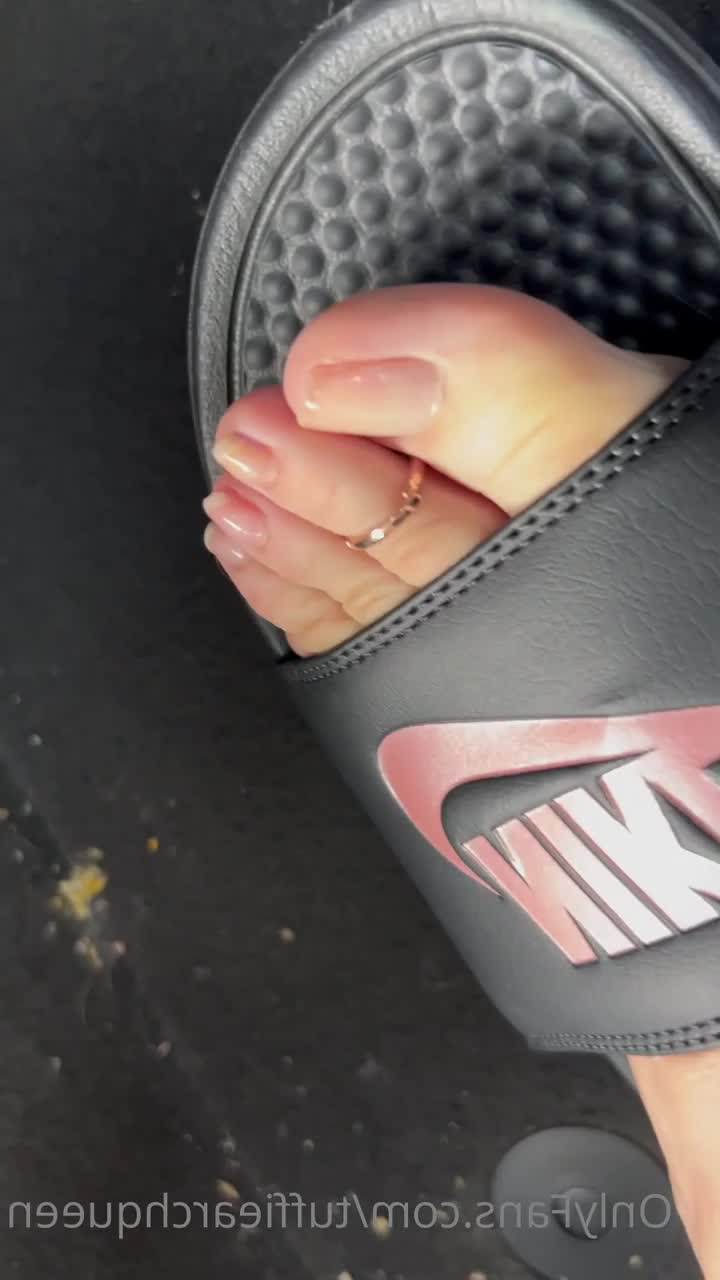 Tuffie Arch Queen [ tuffiearchqueen ] - Oh no, my pants are falling for you.❤️