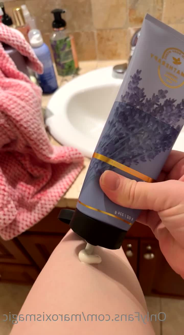 Maroxi [ maroxismagic ] - Come zip me up?