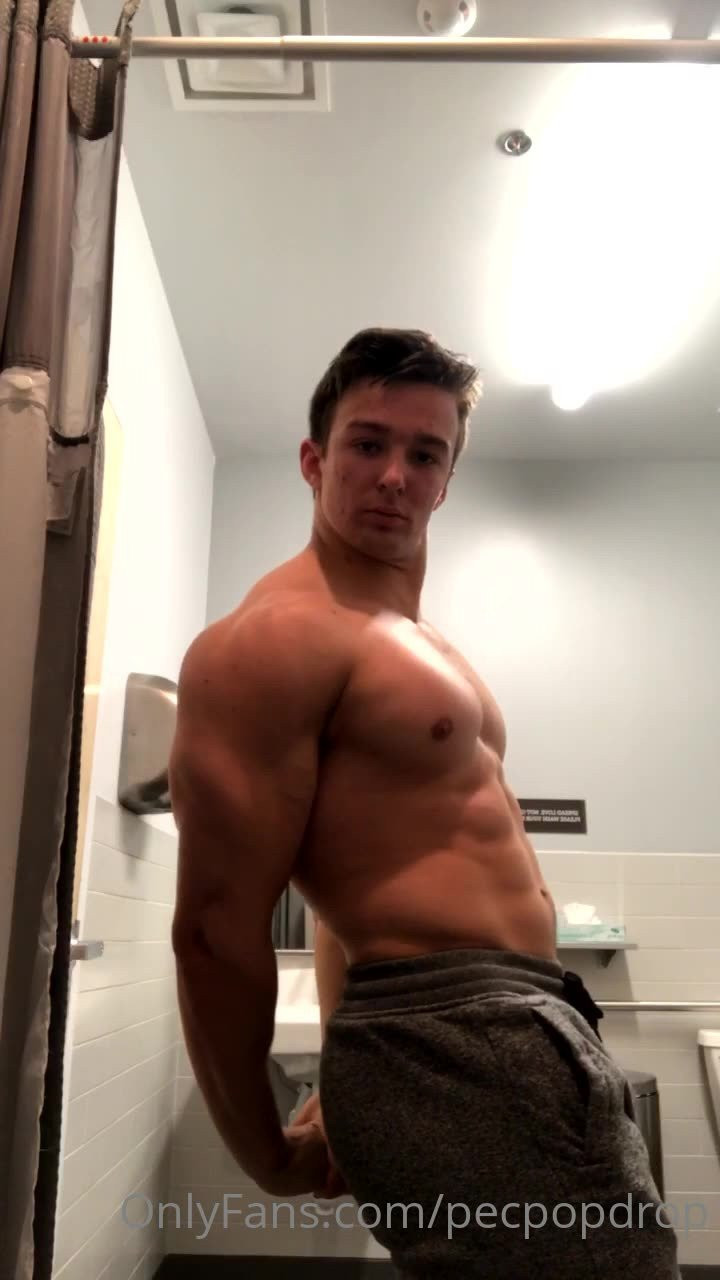 Major Pectoralis [ majorpectoralis ] - Already started decorating my room for Valentine's Day and can't wait