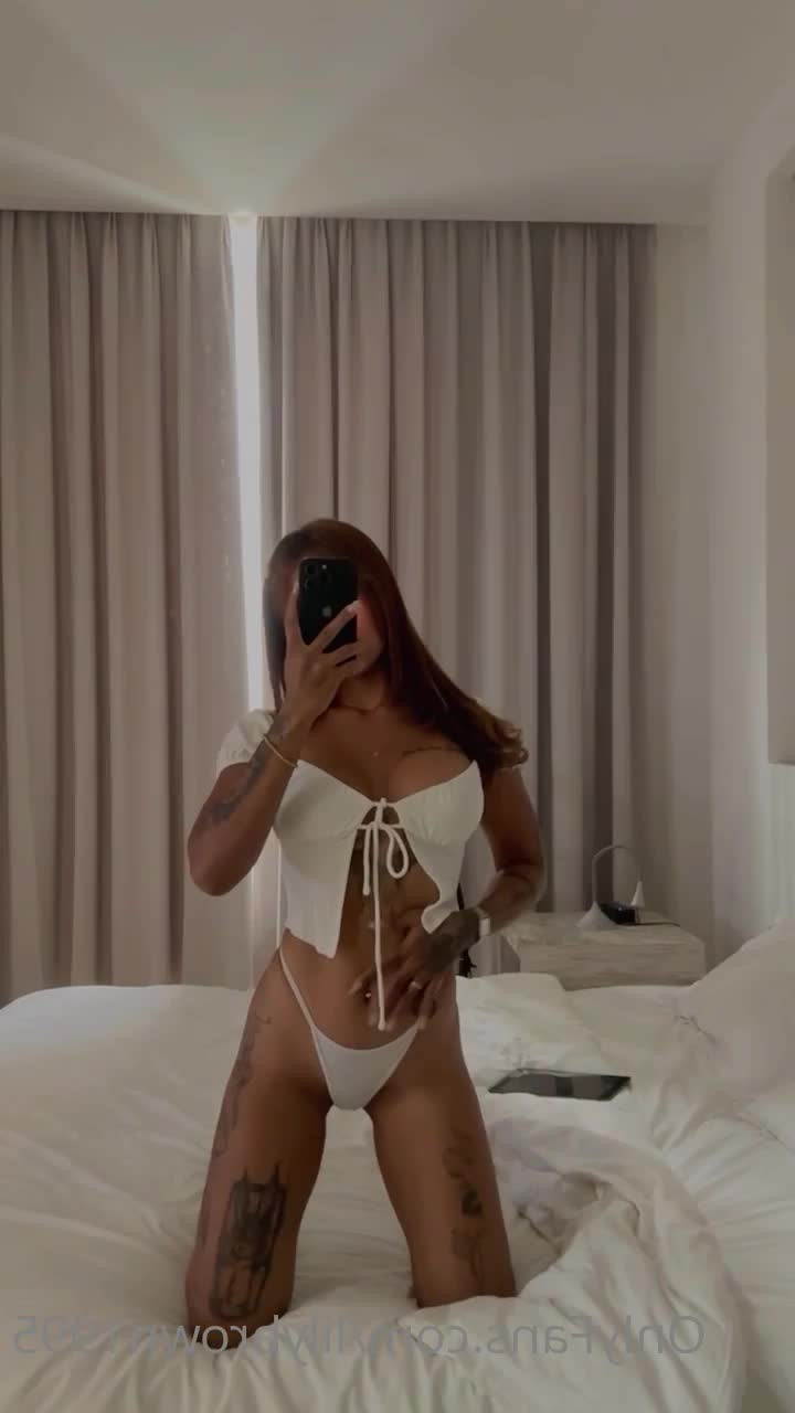 Lily [ lilybrown1995 ] - Giddy up babe 😈 ... do you have something I can ride? 🤠