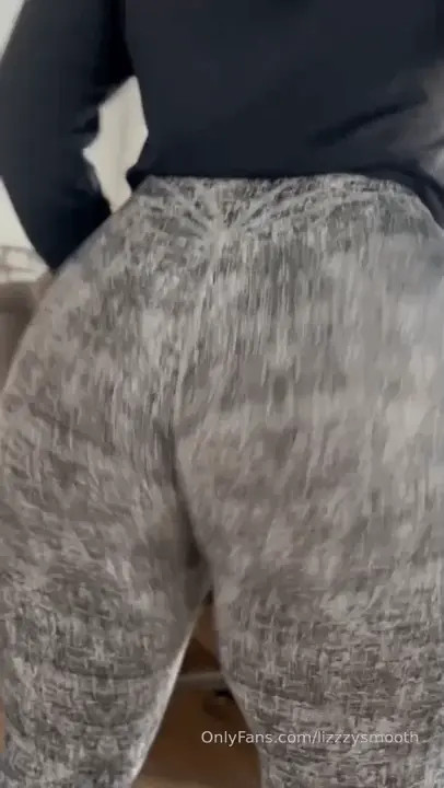 Lizzzysmooth Bounces Her Big Ass In Tight Leggings