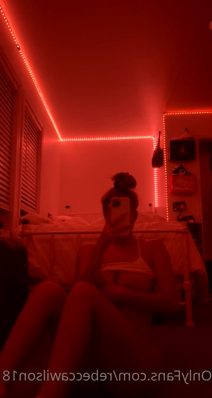 rebeccawilson18 - Je sais que tu aimerais que je soulève ce t-shirt! Je l'enlève sur - ePornLeak