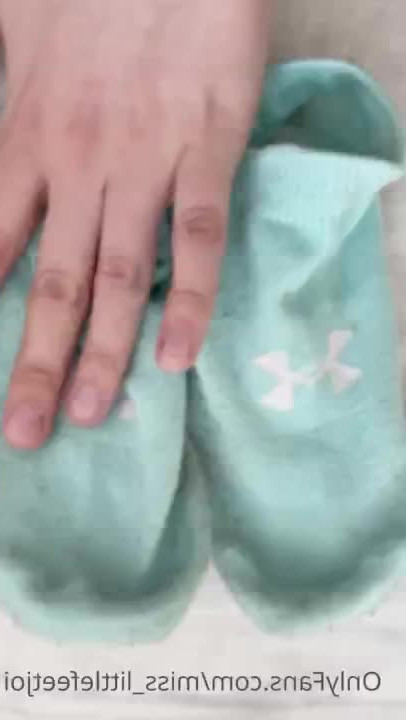 Miss Littlefeetjoi [ miss_littlefeetjoi ] - Mmm, you want to feel all my skills on your own?🥵