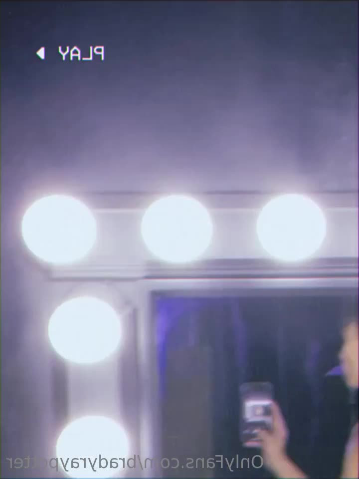 Brady Potter [ bradyraypotter ] - What do you prefer head or hand   Just asking for a friend