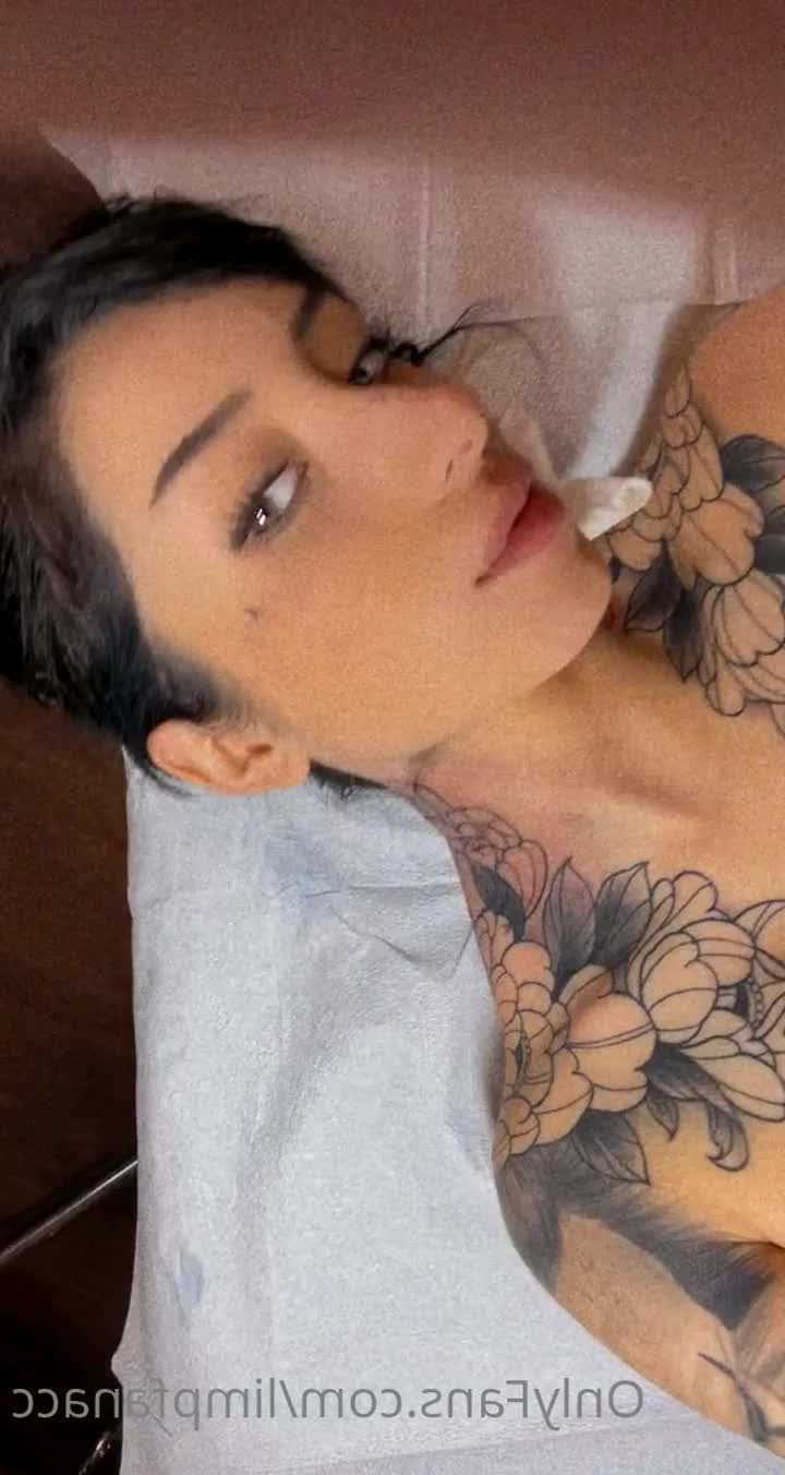 Savannahlee [ limpfanacc ] - I really love bathroom mirrors hahaha