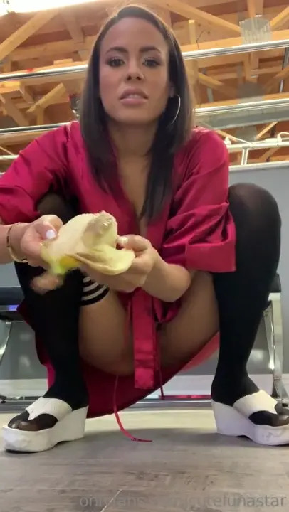 Luna Star Takes A Banana In Her Pussy