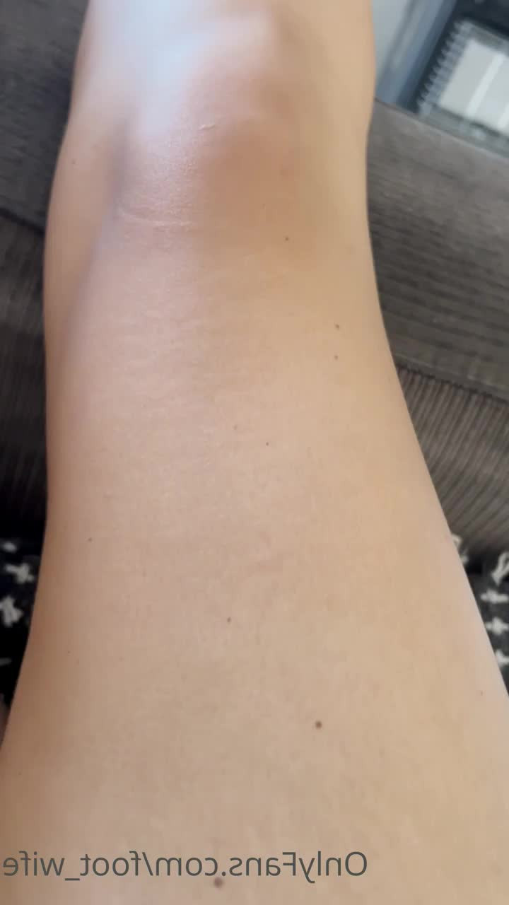 Footwife [ foot_wife ] - get these clothes OFF! sweat session 🥵💦