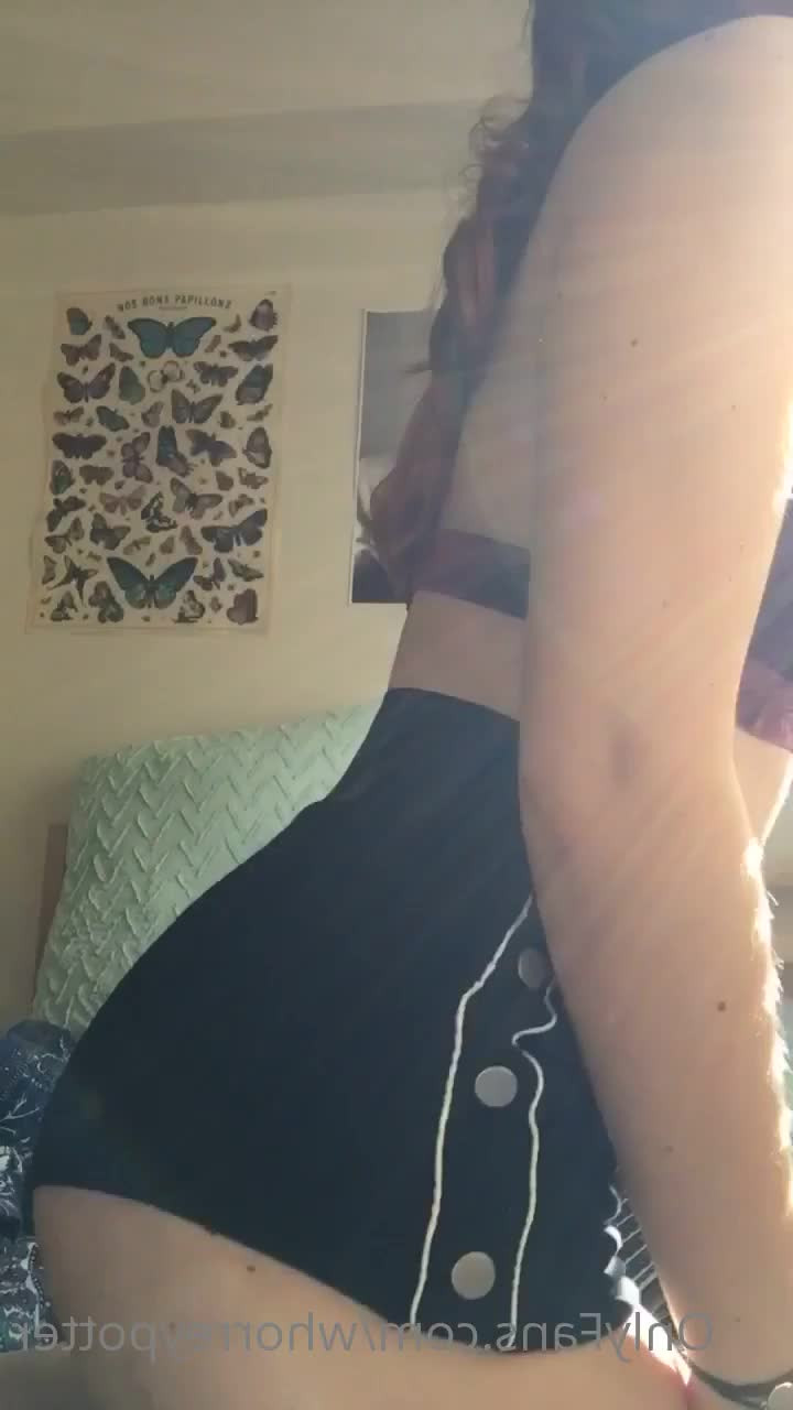 Amelia [ whorreypotter ] - Giving you the finger from every angle.