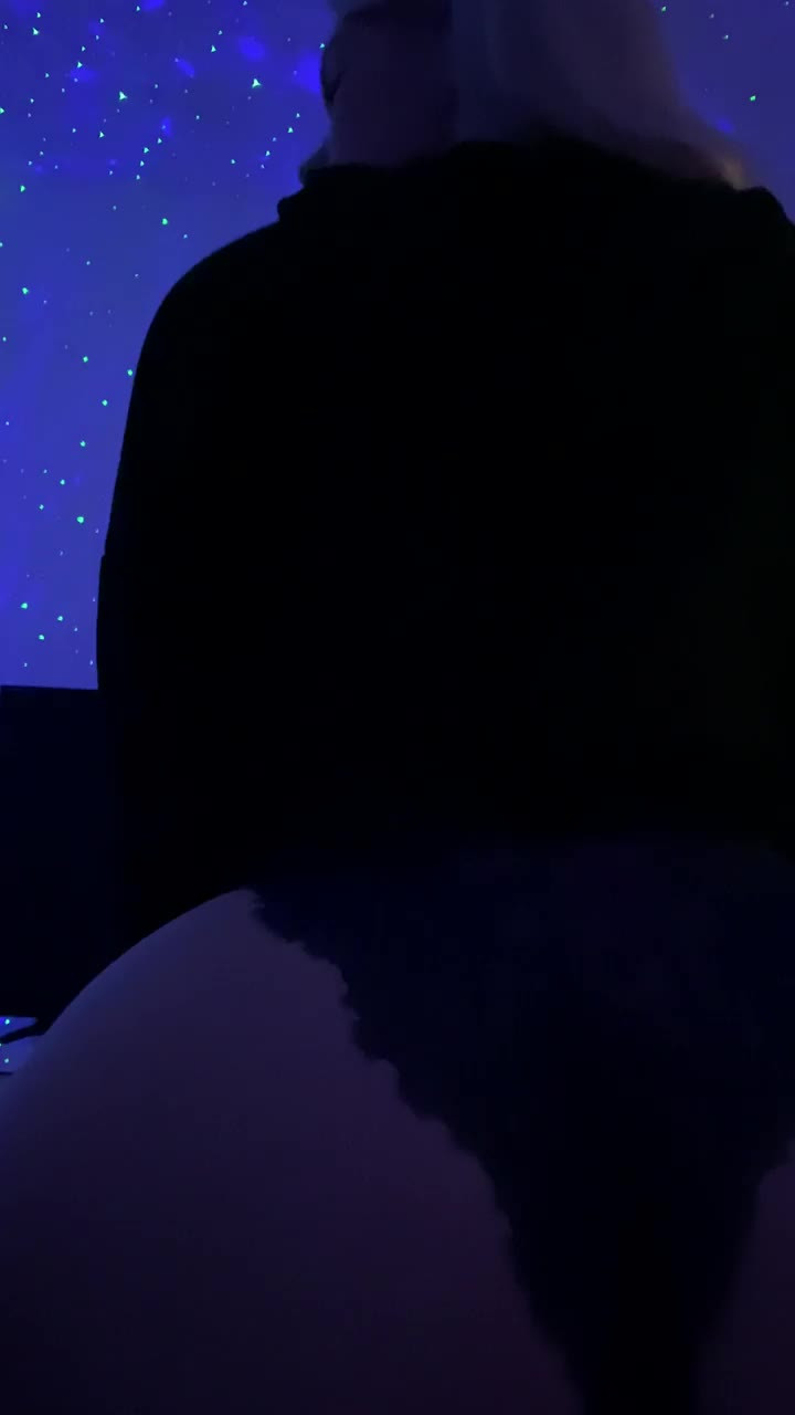 Paige Capener [ paigecapener ] - Bath videos are hard    someone come take videos pics for me