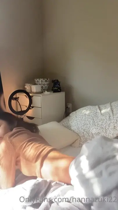 Hanna Zuki Puts Her Pussy On The Pillow