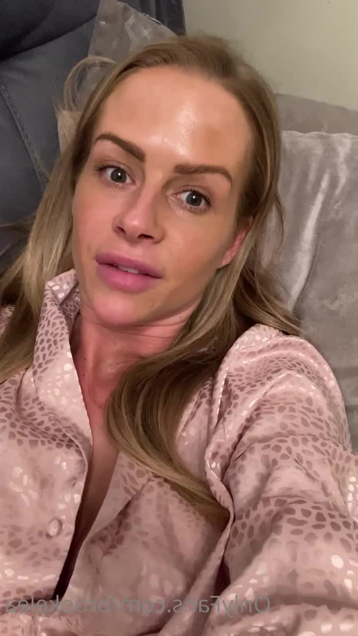 Brooke Lea [ brookelea ] - It's okay you can look, I won't judge you 😏🤫 - ePornLeak