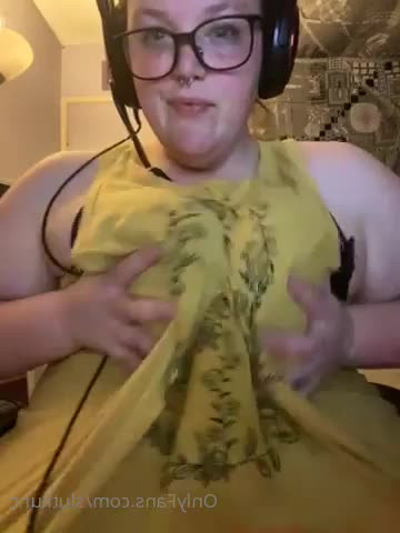 Strawberry [ strawberrylbcakebbw ] - The light here flatters me  don t you think