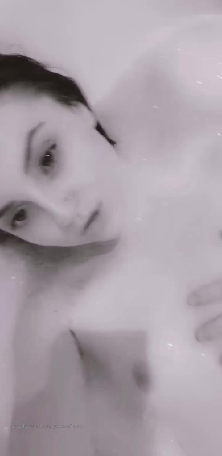 Dolly [ dollybubbles12 ] - Fun in the shower! Messy hair, no makeup, no plan - just a