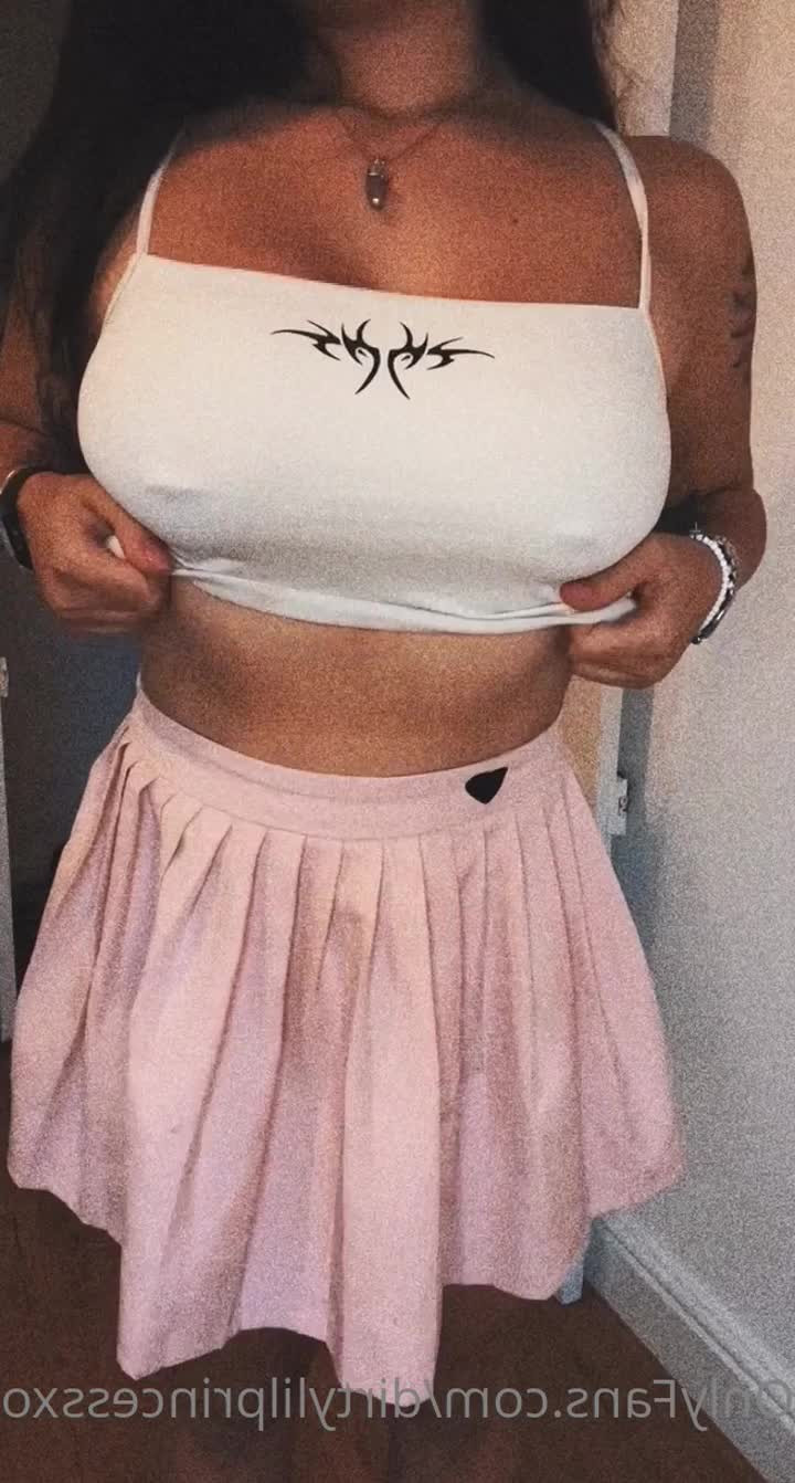 ur lil princess [ dirtylilprincessxo ] - You see me on the side of the road like this wyd😏