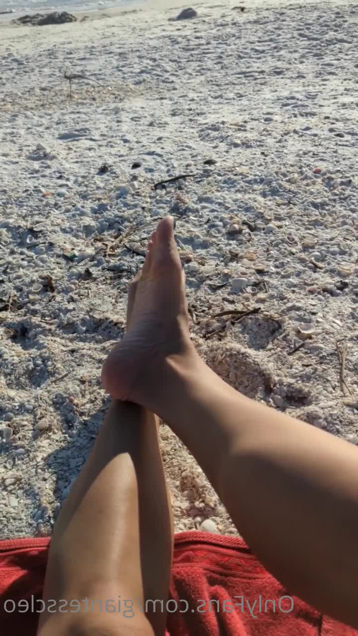 Giantess Cleo [ giantesscleo ] - 🇬🇧Watch @eddyblackone fuck me hard 🔞 🇫🇷Regardez