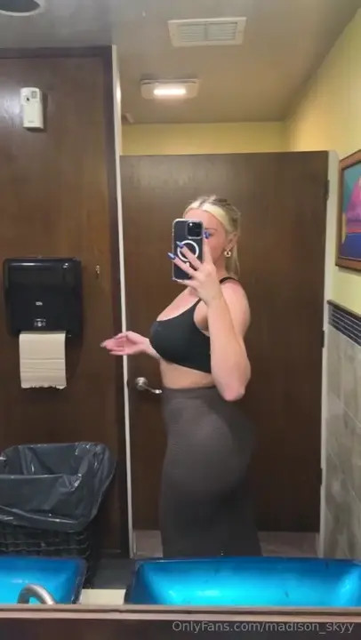 Madison_Skyy Flashes Tits In Public Mirror - ePornLeak
