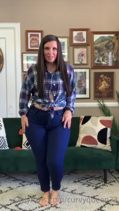 Curvyqueen33 Transforms Everyday Jeanwear To Red Whore Fit