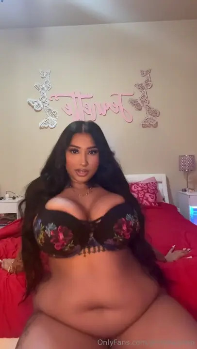 Jennthepimp Bouncing Her Hot Curvy Body In A Tight Bra