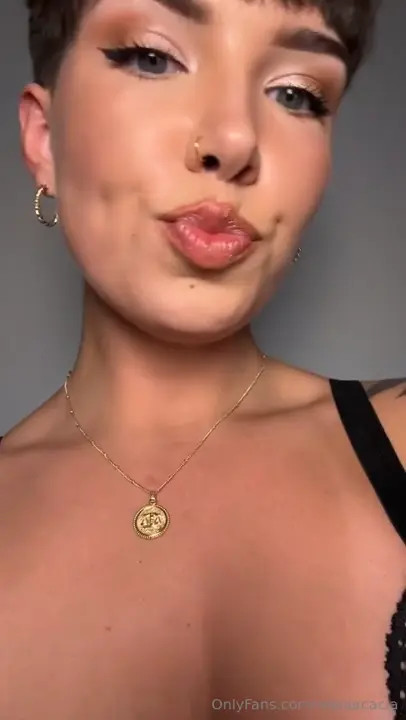 A Quick Tease At Miyaacacia's Pussy