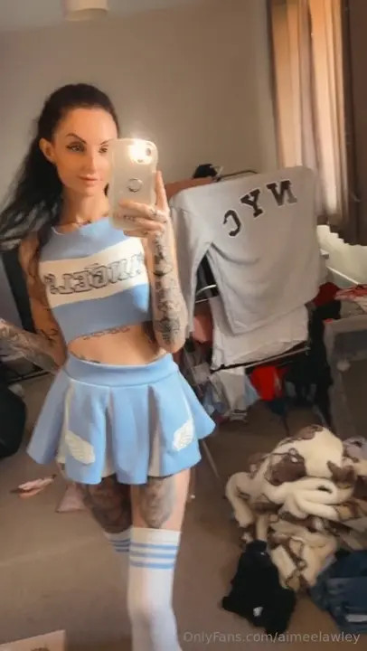 Aimeelawley Lifts Dress For A Peek At Her Bum