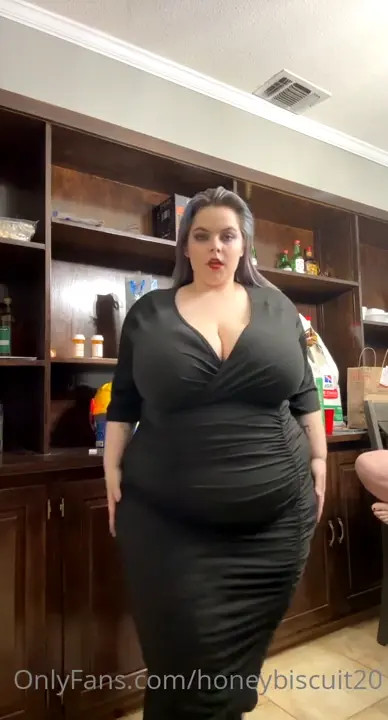 Honeybiscuit20 Shows Off Her Hot Curves In A Tight Dress