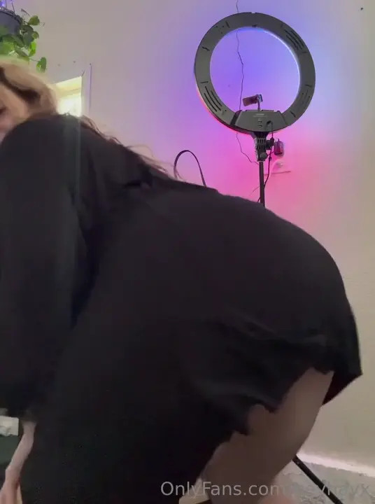 Heyhayx Greets A Good Morning With Her Fat Ass