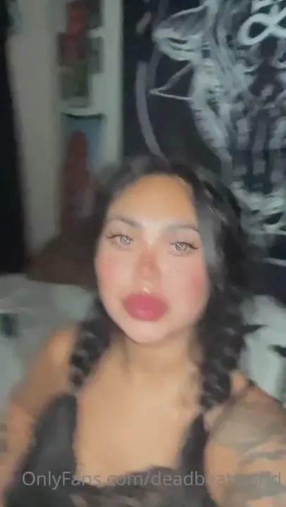 Deadbeatworld Lifts Top And Exposes Tits - ePornLeak