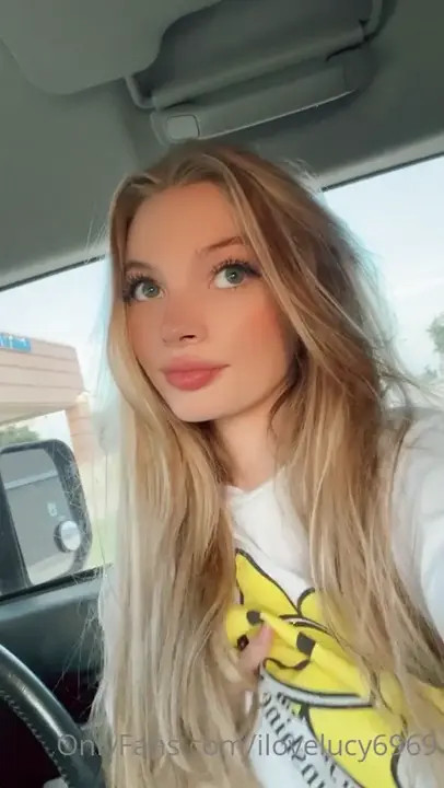 Ilovelucy6969 Lifts Shirt Exposing Her Tits