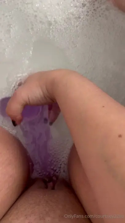 Courtney22Xo Shoves A Big Dildo