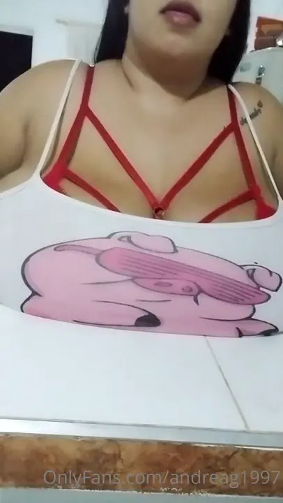 Grandestetascolombia Serving Her Melons