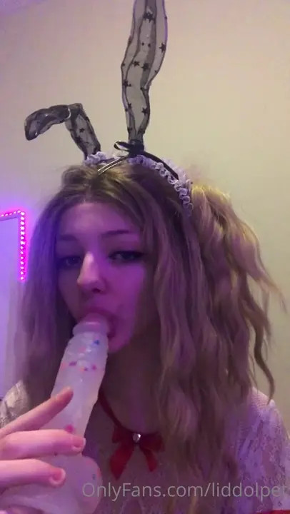Liddolpet Sucking A Dildo