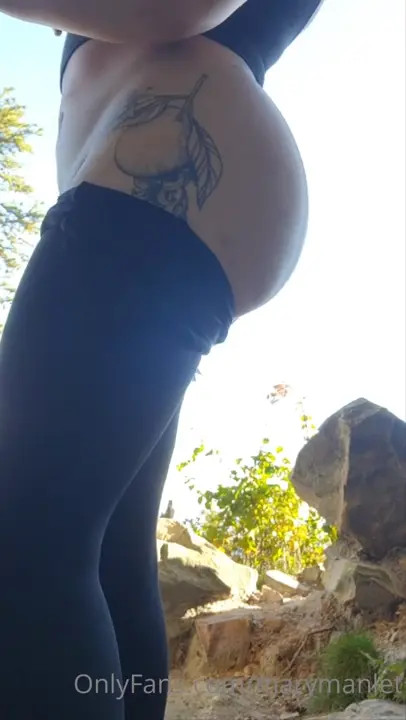 Marymanlet Exposes Ass And Tits Outside
